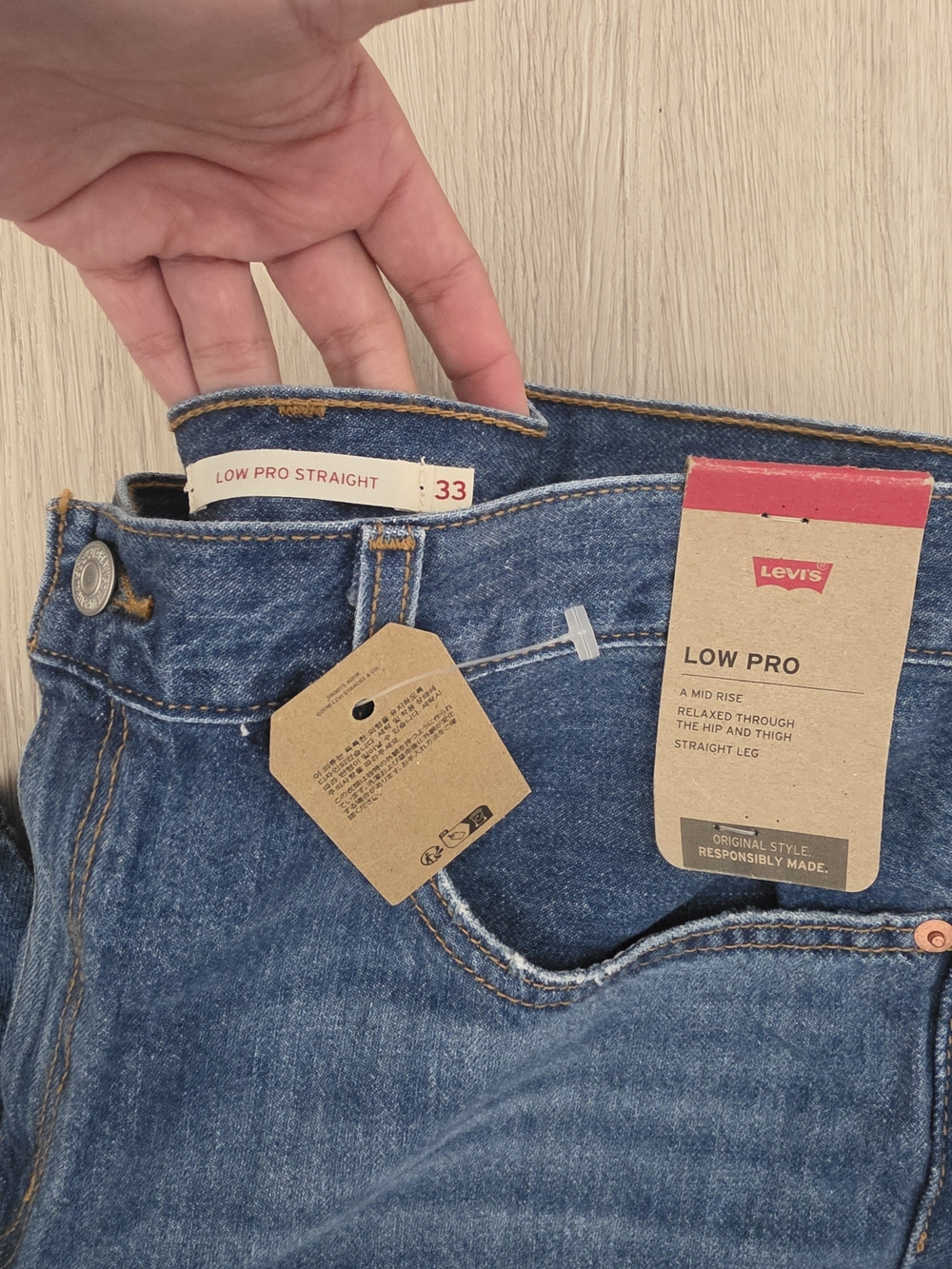 NWT Levi’s Low Pro Straight Jeans Size 33 Distressed Medium Wash